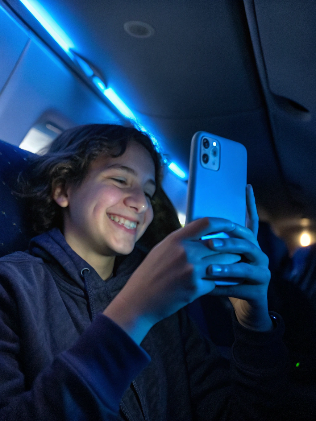 Persona sorridente con telefono